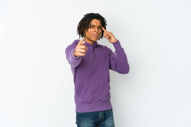 Genç Afro-Amerikan Rasta adam şakağı işaret ediyor, düşünüyor, bir göreve odaklanıyor..