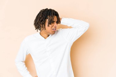 Genç Afro-Amerikan Rasta adam yorgun ve uykulu ellerini başının üstünde tutuyor..