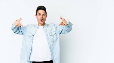 Beyaz arka planda izole edilmiş genç beyaz bir adam parmakları aşağıda, olumlu bir his var..