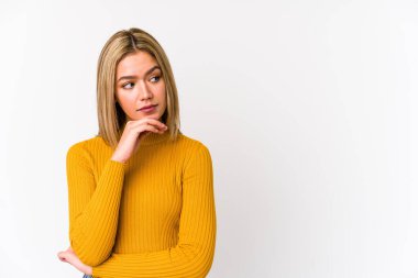 Kafkasyalı genç bir kadın seni işaret ediyor. Sanki seni davet ediyormuş gibi..