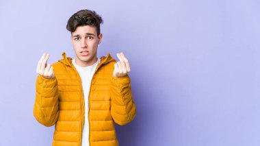 Mor arka planda izole edilmiş genç beyaz adam, kadının hiç parası olmadığını gösteriyor..