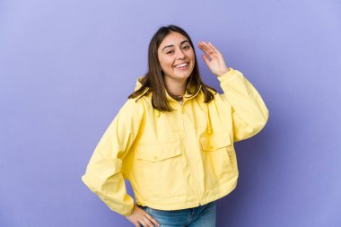 Genç beyaz kadın çok gülerek gülüyor. Mutluluk kavramı.