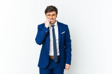 Genç iş adamı tırnak yiyor, gergin ve endişeli..