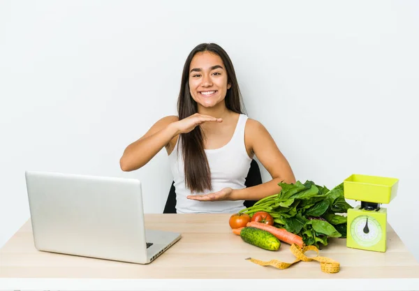 Joven Dietista Asiática Aislada Sobre Fondo Blanco Sosteniendo Algo Con — Foto de Stock