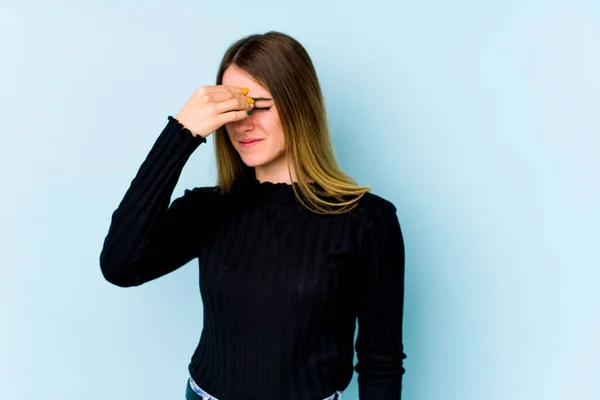 Junge Kaukasische Frau Isoliert Auf Blauem Hintergrund Mit Kopfschmerzen Berührung — Stockfoto