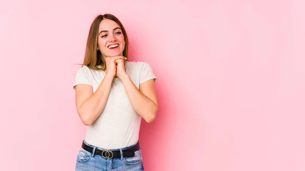 Mulher Caucasiana Jovem Isolado Fundo Rosa Mantém Mãos Sob Queixo — Fotografia de Stock