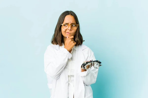 Jonge Oculist Latin Vrouw Geïsoleerde Achtergrond Overweegt Het Plannen Van — Stockfoto