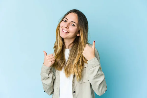 Giovane Donna Caucasica Isolata Sfondo Blu Alzando Entrambi Pollici Verso — Foto Stock