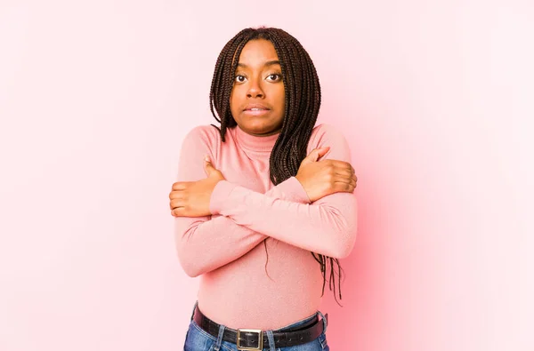 Jonge Afro Amerikaanse Vrouw Geïsoleerd Een Roze Achtergrond Verkouden Als — Stockfoto