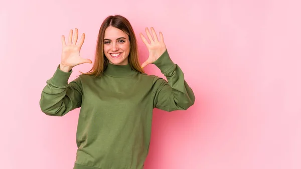 Ung Kaukasisk Kvinna Isolerad Rosa Bakgrund Visar Nummer Tio Med — Stockfoto