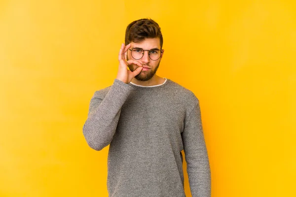 Jovem Caucasiano Isolado Fundo Amarelo Com Dedos Nos Lábios Mantendo — Fotografia de Stock