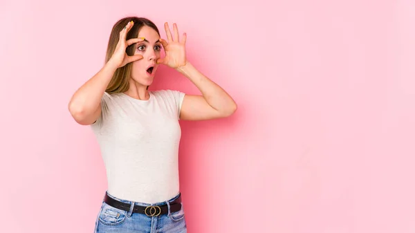 Jovem Caucasiana Isolada Sobre Fundo Rosa Mantendo Olhos Abertos Para — Fotografia de Stock