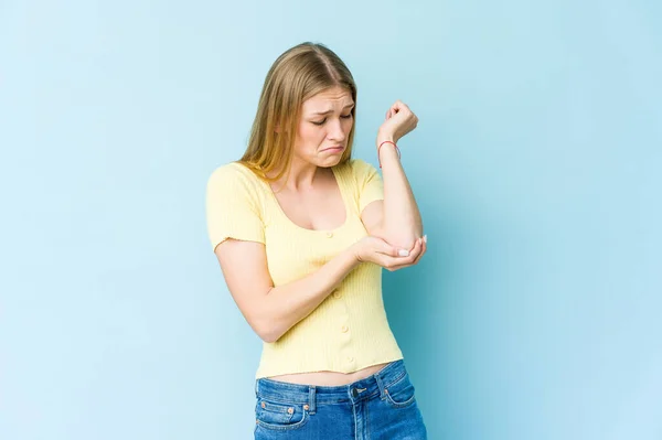 Young Blonde Woman Isolated Blue Background Massaging Elbow Suffering Bad — Stock Photo, Image
