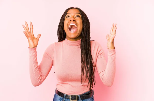 Jovem Afro Americana Isolada Fundo Rosa Gritando Para Céu Olhando — Fotografia de Stock