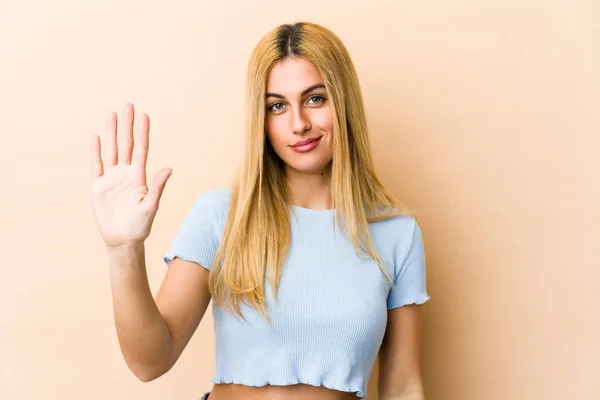 Young Blonde Caucasian Woman Smiling Cheerful Showing Number Five Fingers — Stock Photo, Image