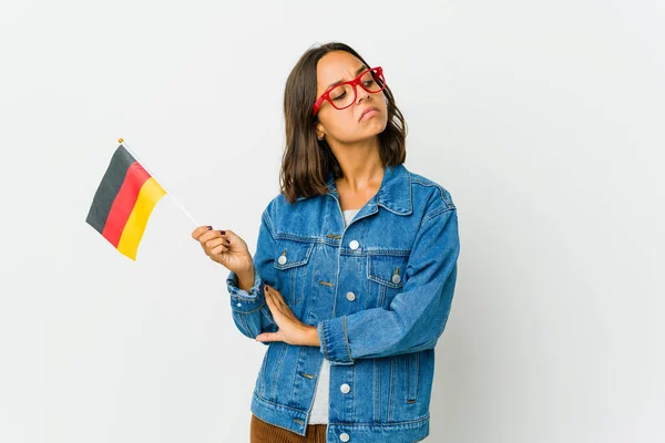 Молода Латина Тримає Німецький Прапор Ізольований Білому Фоні Підозріло Невизначеним — стокове фото