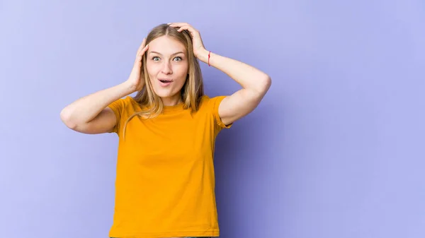 Jeune Femme Blonde Isolée Sur Fond Violet Criant Très Excitée — Photo