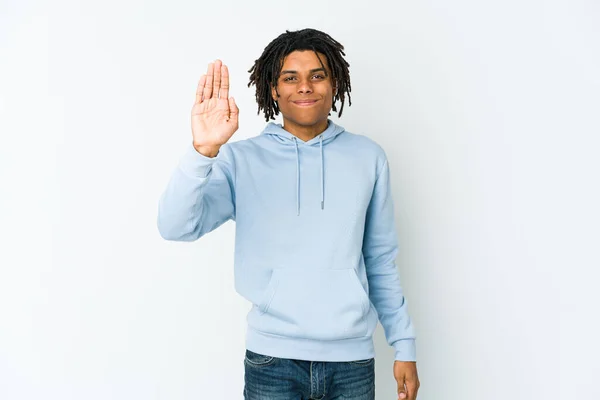 Jovem Africano Americano Rasta Homem Sorrindo Alegre Mostrando Número Cinco — Fotografia de Stock
