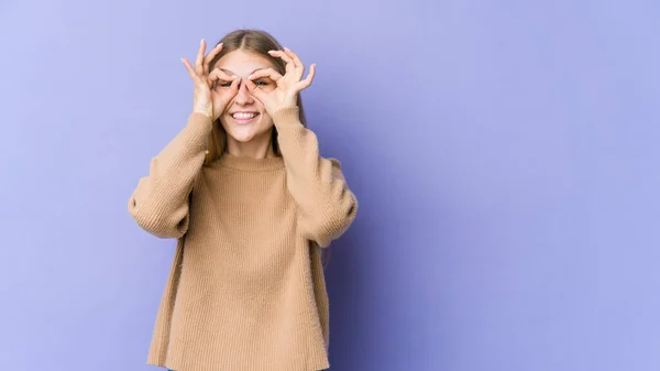 Mladá Blondýna Žena Izolované Fialovém Pozadí Vzrušený Vedení Gesto Oku — Stock fotografie