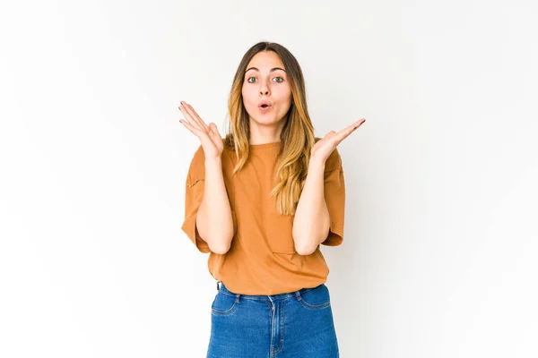 Mujer Joven Caucásica Aislada Sobre Fondo Blanco Sorprendida Conmocionada —  Fotos de Stock