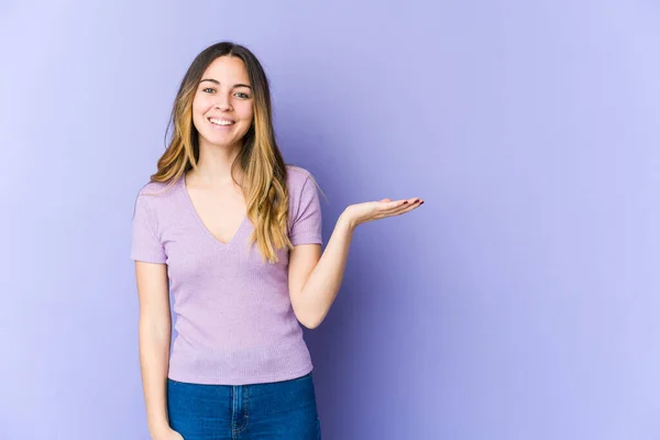 Mulher Caucasiana Jovem Isolado Fundo Roxo Mostrando Espaço Cópia Uma — Fotografia de Stock