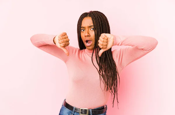 Jong Afrikaans Amerikaans Vrouw Geïsoleerd Een Roze Achtergrond Tonen Duim — Stockfoto