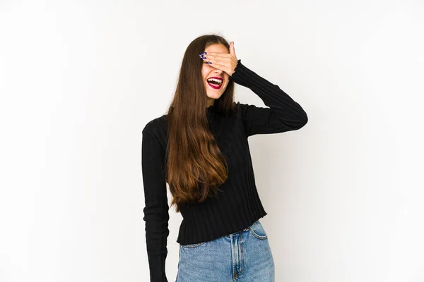 Mujer Joven Caucásica Aislada Sobre Fondo Blanco Cubre Los Ojos — Foto de Stock