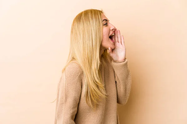 Jong Blond Kaukasische Vrouw Schreeuwen Houden Palm Buurt Van Geopende — Stockfoto