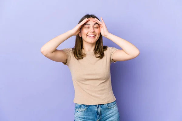 Joven Mujer Caucásica Ríe Alegremente Manteniendo Las Manos Cabeza Concepto —  Fotos de Stock