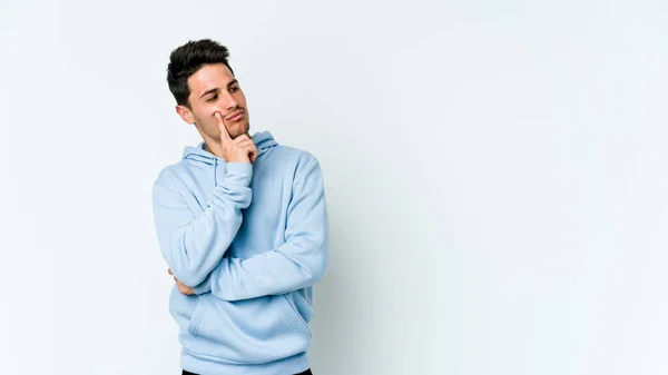 Giovane Uomo Caucasico Isolato Sfondo Bianco Guardando Lateralmente Con Espressione — Foto Stock