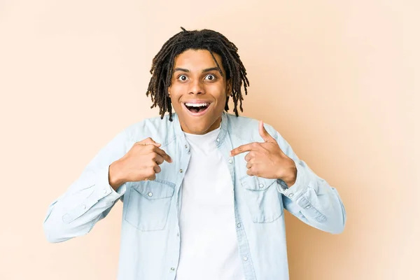 Young African American Rasta Man Surprised Pointing Finger Smiling Broadly — Stock Photo, Image