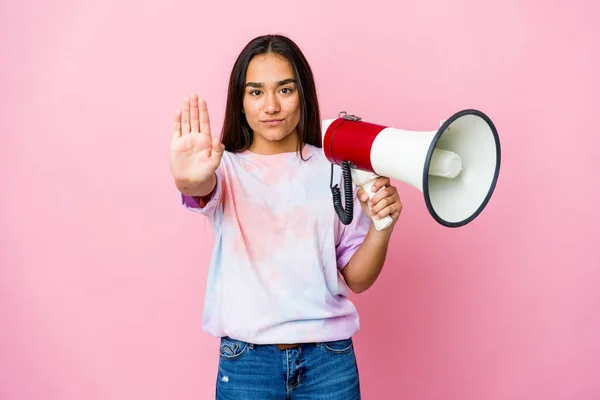 Jonge Aziatische Vrouw Houden Een Megafoon Geïsoleerd Roze Achtergrond Staan — Stockfoto