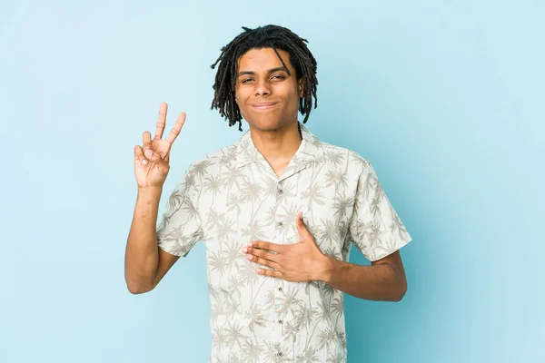 Jovem Afro Americano Rasta Homem Fazendo Juramento Colocando Mão Peito — Fotografia de Stock