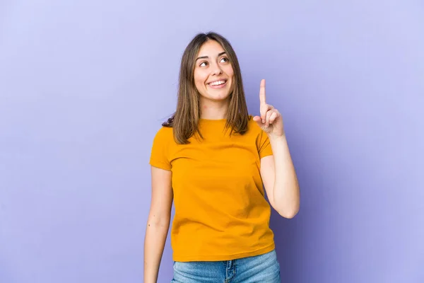 Jeune Femme Caucasienne Indique Avec Les Deux Doigts Avant Montrant — Photo