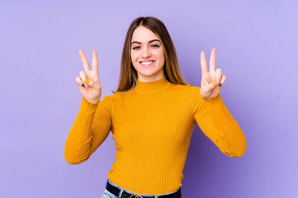 Mulher Caucasiana Jovem Isolado Fundo Roxo Mostrando Sinal Vitória Sorrindo — Fotografia de Stock