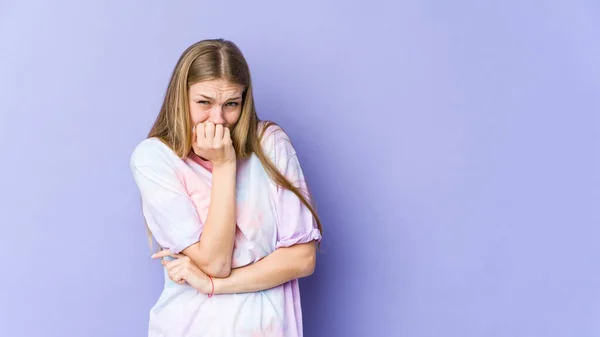 Mujer Rubia Joven Aislada Sobre Fondo Púrpura Mordiendo Las Uñas —  Fotos de Stock