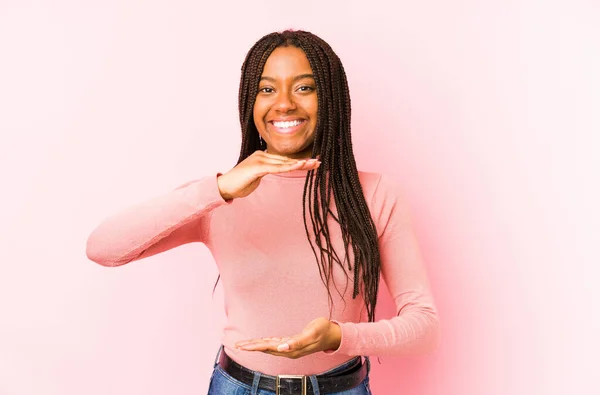 Fiatal Afro Amerikai Elszigetelt Rózsaszín Háttér Kezében Valamit Két Kézzel — Stock Fotó