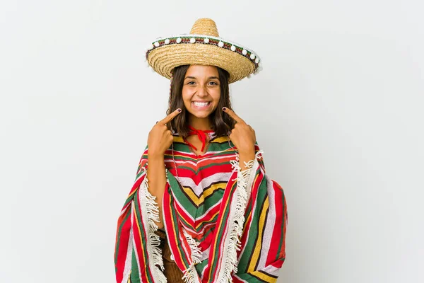 Jovem Mexicana Isolada Fundo Branco Sorri Apontando Dedos Para Boca — Fotografia de Stock