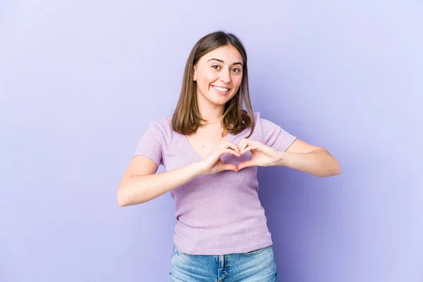 Mulher Branca Jovem Sorrindo Mostrando Uma Forma Coração Com Mãos — Fotografia de Stock