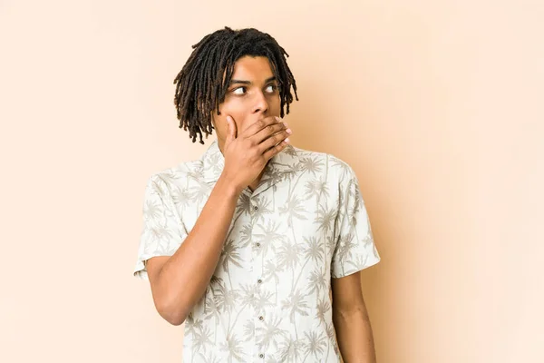 Joven Afroamericano Rasta Hombre Reflexivo Mirando Espacio Copia Que Cubre — Foto de Stock