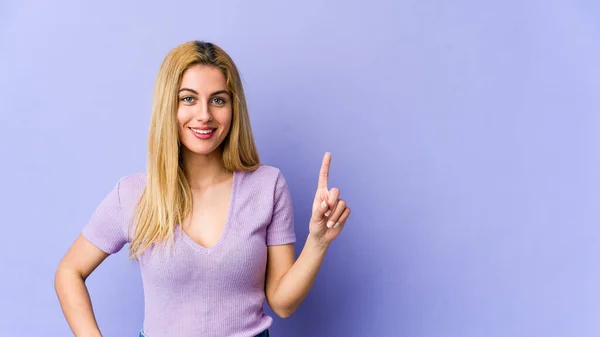 Mladý Blondýny Kavkazský Žena Ukazující Číslo Jedna Prstem — Stock fotografie