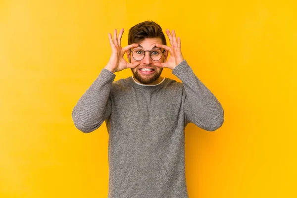 Young Caucasian Man Isolated Yellow Background Keeping Eyes Opened Find — Stock Photo, Image