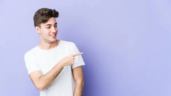 Junger Kaukasischer Mann Isoliert Auf Violettem Hintergrund Sieht Lächelnd Fröhlich — Stockfoto