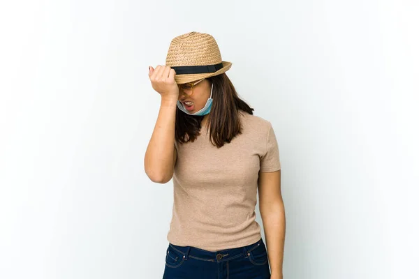 Jovem Mulher Latina Usando Chapéu Máscara Para Proteger Covid Isolado — Fotografia de Stock