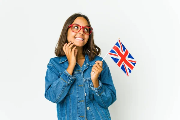 Młoda Latynoska Kobieta Trzymająca Angielską Flagę Odizolowaną Białym Tle Przygotowująca — Zdjęcie stockowe