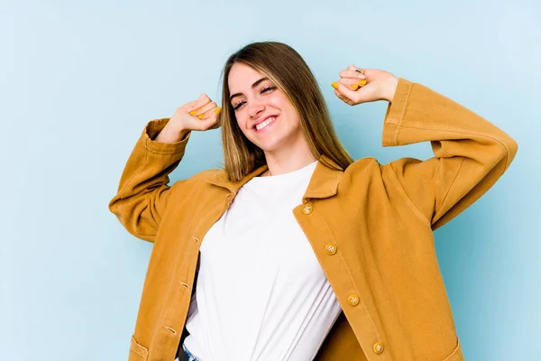 Junge Kaukasische Frau Isoliert Auf Blauem Hintergrund Ausgestreckte Arme Entspannte — Stockfoto