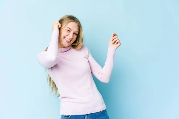 Mladá Blondýna Žena Izolované Modrém Pozadí Tanec Baví — Stock fotografie