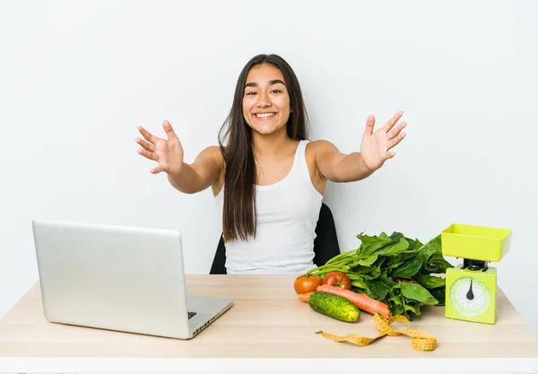 Jovem Nutricionista Mulher Asiática Isolado Fundo Branco Sente Confiante Dando — Fotografia de Stock