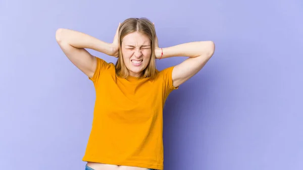 Mujer Rubia Joven Aislada Sobre Fondo Púrpura Cubriendo Las Orejas —  Fotos de Stock