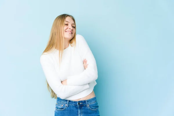 Mladá Blondýna Žena Izolované Modrém Pozadí Úsměvem Sebevědomí Zkříženými Pažemi — Stock fotografie